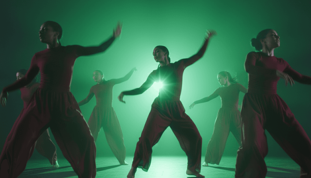 Rappresentazione visiva degli arpeggi di synth di 'Le Ball' che si manifestano come scie luminose e motivi geometrici su una pista da ballo.