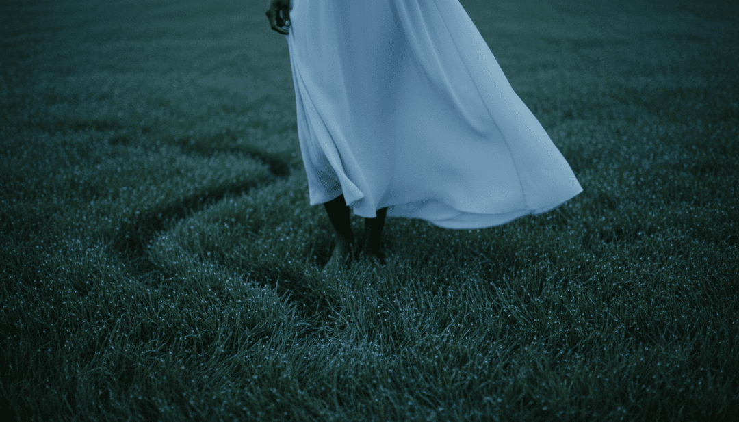 KI interpretiert elektronische Tanzmusik-Wellenformen, um Segen, lebendige Lichter und rhythmische Impulse zu visualisieren.