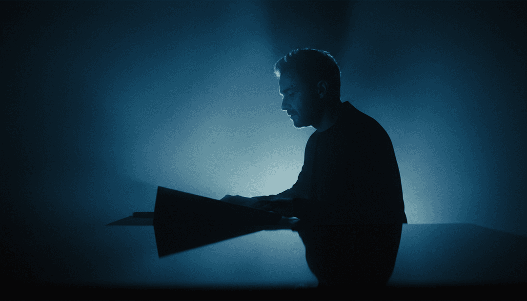 Un sistema AI che analizza le forme d'onda e i dati emotivi di 'Baby Don't Hurt Me' di David Guetta, Anne-Marie e Coi Leray per concettualizzare un vivace video musicale.