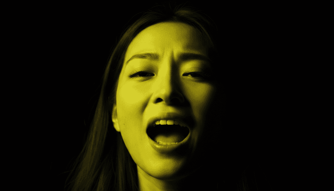 사용자가 freebeat.ai 인터페이스와 상호작용하며, 하우스 트랙을 위한 생생한 시각 자료로 맞춤형 뮤직 비디오를 만드는 모습.