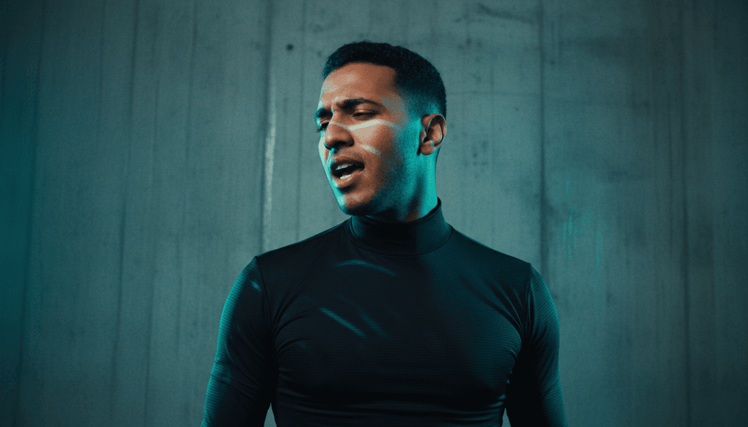 Dynamische animierte Szenen, die pulsierende Lichter und urbane Landschaften zeigen, synchronisiert mit dem Beat von AYYBOs 'RIZZ'.