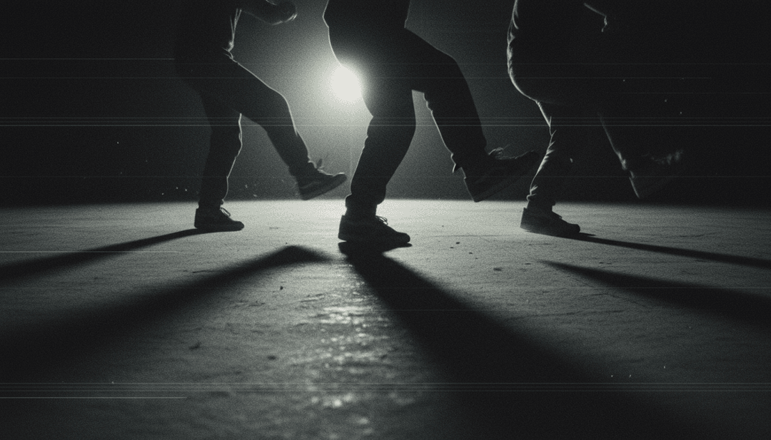 Abstrakte Visuals eines langsamen Aufbaus, der in eine Tanzexplosion übergeht und die sich intensivierende Energie des Songs 'Slow Burner' darstellt.