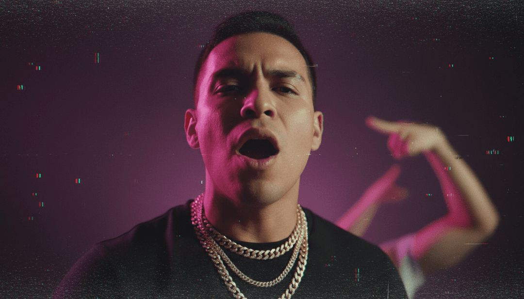 사용자가 freebeat.ai 인터페이스와 상호 작용하며, 오디오 파일을 업로드하여 자신만의 독특한 뮤직 비디오를 생성합니다.