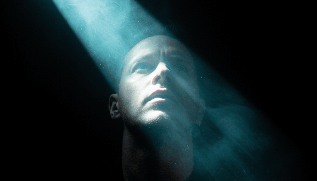 Imagem final de vídeo musical gerado por IA para 'Sun Is Dark' de WILL K, exibindo imagens complexas e futuristas e iluminação vibrante.