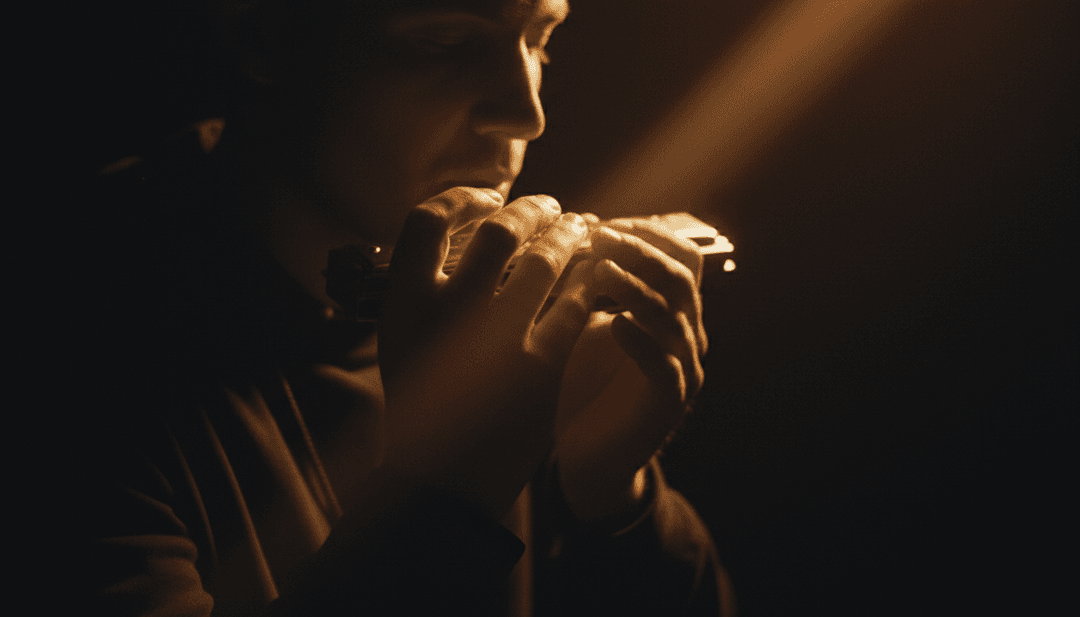 डिजिटल जंगल और चमकती, बच्चों जैसी आकृतियों को दर्शाने वाली अमूर्त कला, जो FEZZO के 'Kids' संगीत को एक AI संगीत वीडियो जनरेटर द्वारा व्याख्या करती है।