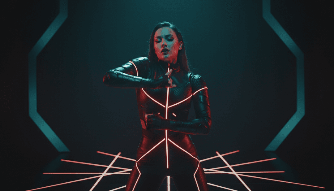 Sentiers lumineux dynamiques et motifs géométriques changeants synchronisés avec les drops énergiques d'une chanson trance, illustrant la traduction musicale visuelle.