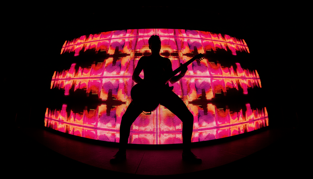 Des visuels dynamiques représentant des chemins numériques lumineux, des figures éthérées et des paysages urbains se transformant en synchronisation avec les rythmes de synthé, illustrant un clip musical pour '12 to 12' de sombr.