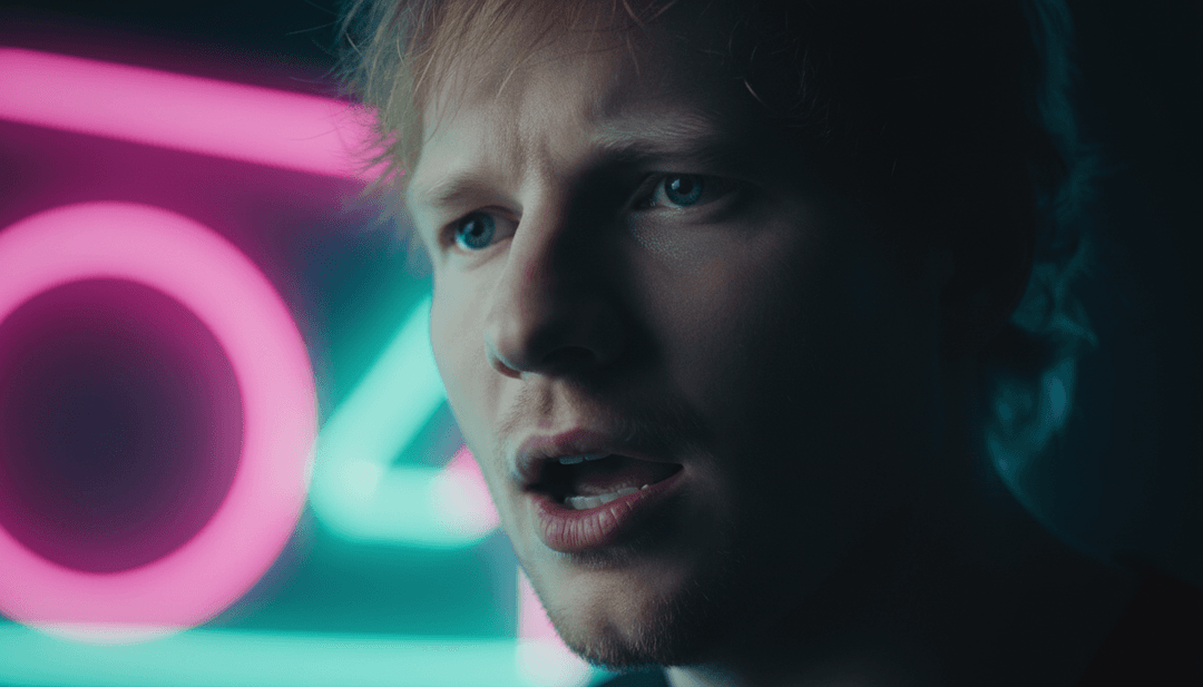 Ed Sheeran의 'Azizam'이 배경에서 재생되는 동안, 뮤직 비디오를 위한 다양한 맞춤형 시각 스타일을 보여주는 사용자 친화적인 인터페이스.