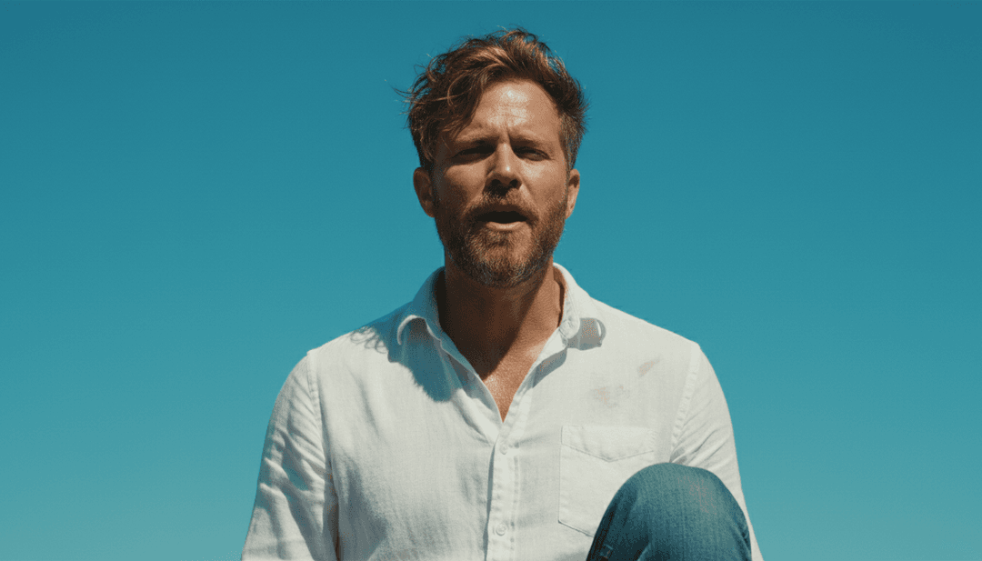 Cenas dinâmicas ilustrando música e visuais sincronizados, talvez uma tomada de drone sobre uma praia combinando com uma batida de bateria ou uma vibrante bola de discoteca refletindo uma harmonia vocal.