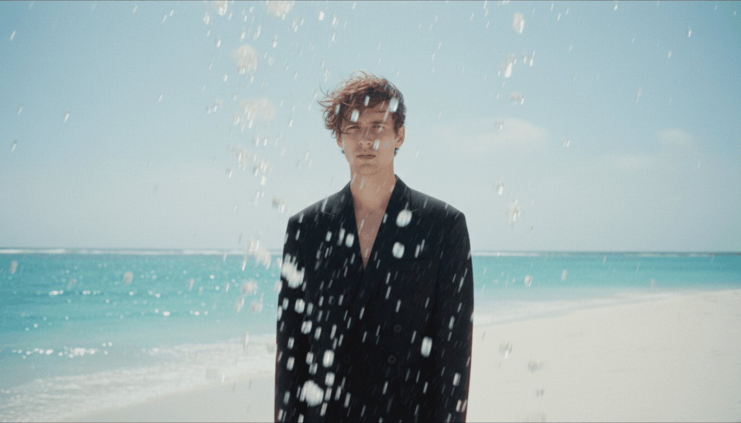 Eine melancholische Figur als Silhouette vor einem sanft glühenden Sonnenuntergang, die die nachdenkliche Stimmung von „About You“ verkörpert.