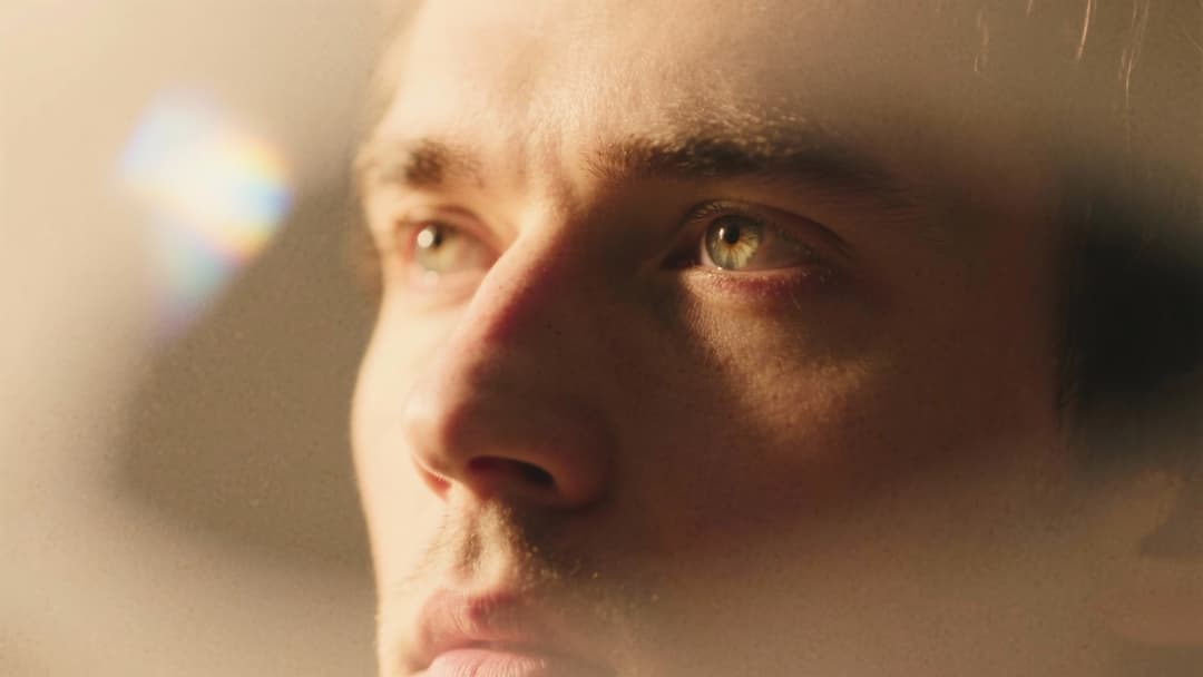 'Damn'의 음악적 요소를 생생한 시각적 장면으로 변환하는 AI.